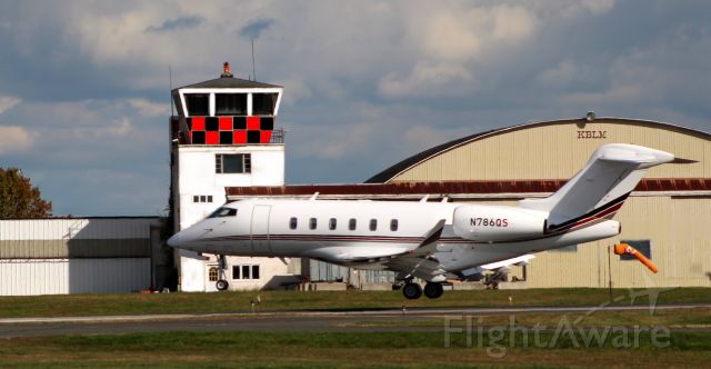 Canadair Challenger 350 (N786QS) - About to touch down is this 2015 Bombardier Challenger 350 in the Autumn of 2021.