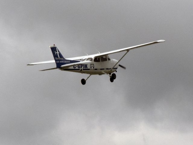 Cessna Skyhawk (C-GPJK) - Take off runway 32. 23 OCT 216.