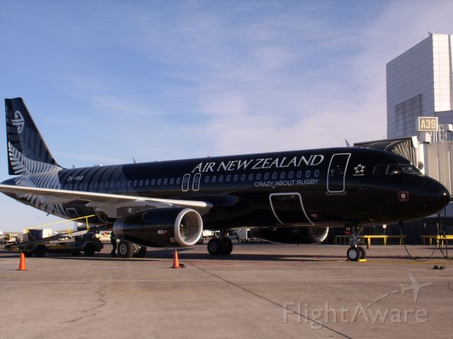 Airbus A320 (ZK-OAB) - Air New Zealands newly leased A320 in the All Blacks livery en route to Aukland.