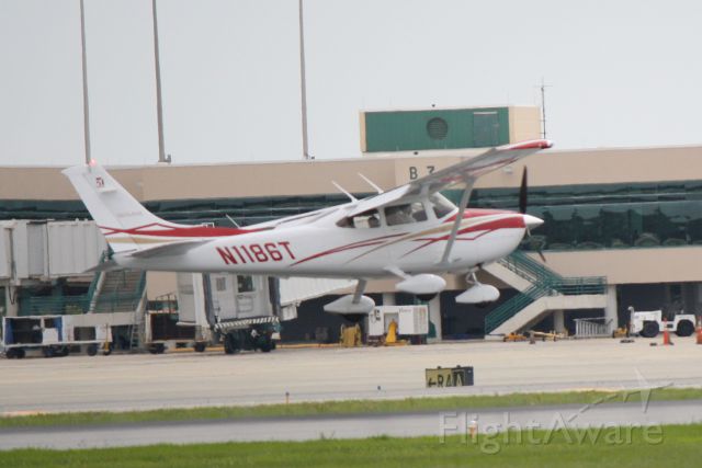 Cessna Skylane (N1186T) - Cessna Skylane (N1186T) arrives on Runway 32 at Sarasota-Bradenton International Airport