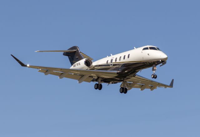 Bombardier Challenger 300 (N571FX) - Arriving from PHL.