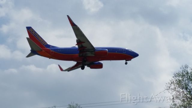 Boeing 737-700 (N552WN) - Southwest Flight 3119 KFLL-KMKE landing on runway 25L