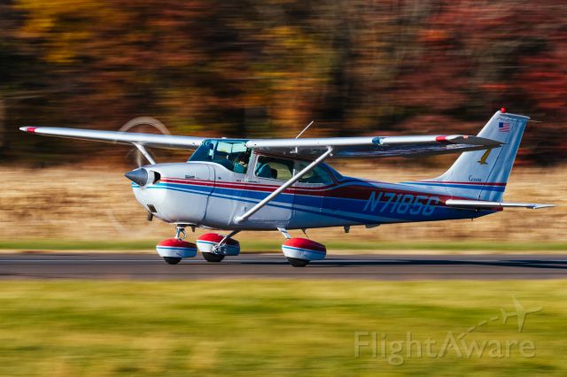 Cessna Skyhawk (N7185G) - Cessna 172K landing at KLOM (Wings Field) during a late fall afternoon.