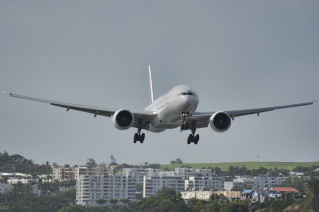 BOEING 777-300 (F-GSQX) - Landing RW30 in Reunion Island