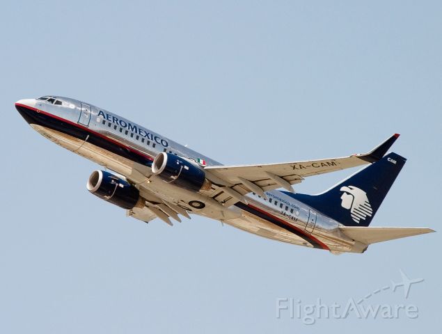Boeing 737-700 (XA-CAM) - An AeroMexico Boeing 737 climbing out of LAX.