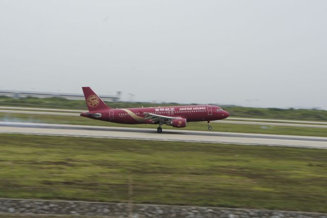 Airbus A320 (B-6298) - 吉祥航空中国红彩绘落NKG07跑道