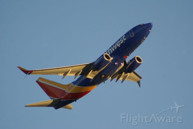 Boeing 737-700 (N7869A) - WN2154 to DCA
