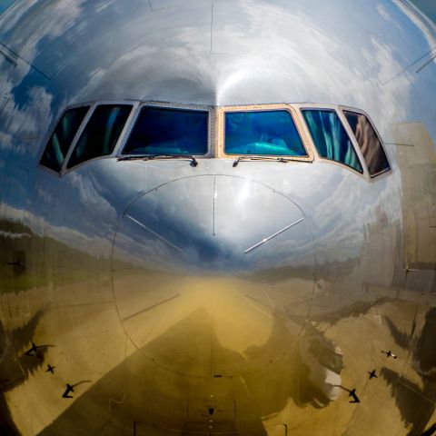 Boeing 777-200 —