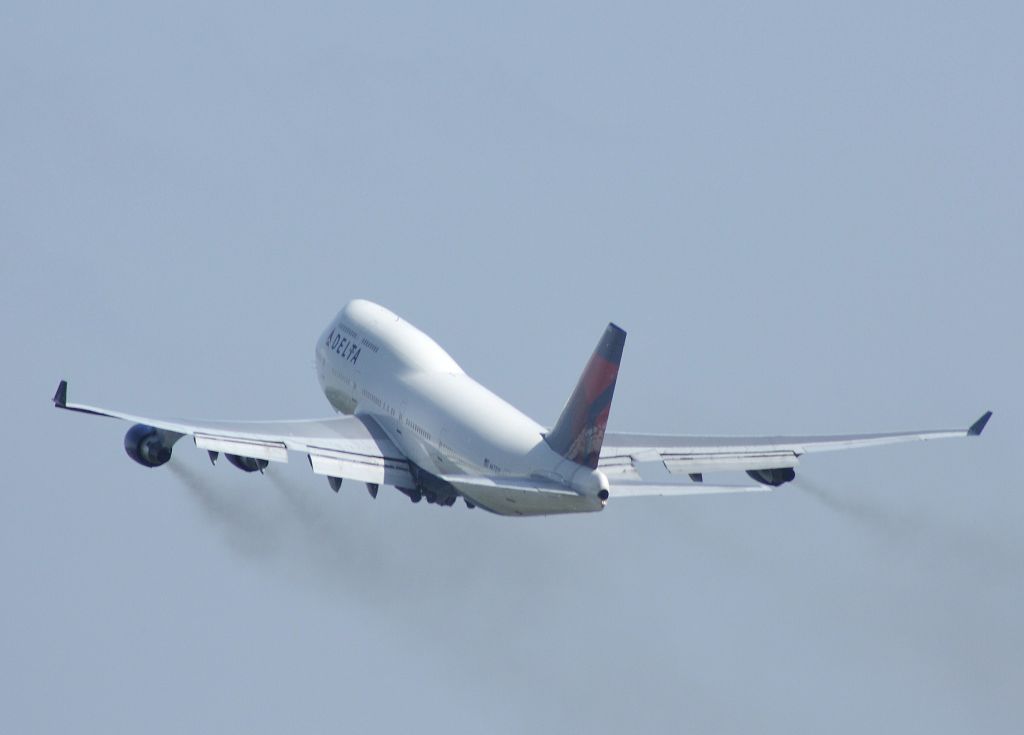 Boeing 747-400 (N672US) - Delta 747 takes off from MSP bound for Japan.