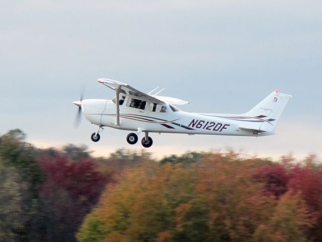 Cessna Skyhawk (N612DF) - Take off runway 26. Indian summer at the Danbury airport.