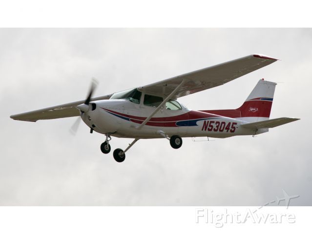 Cessna Skyhawk (N53045) - Take off RW32.
