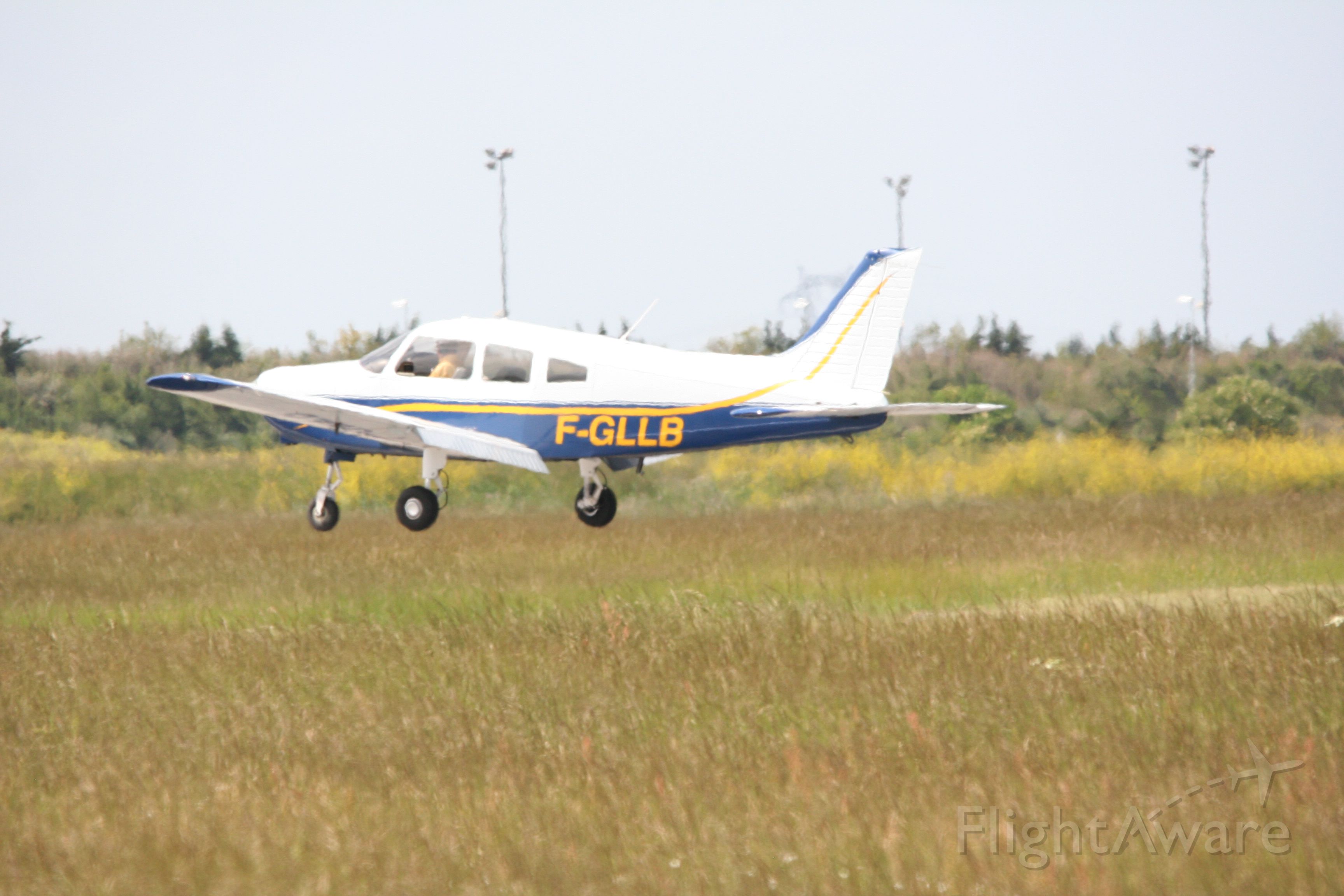 Piper Cherokee (F-GLLB) - landing 26