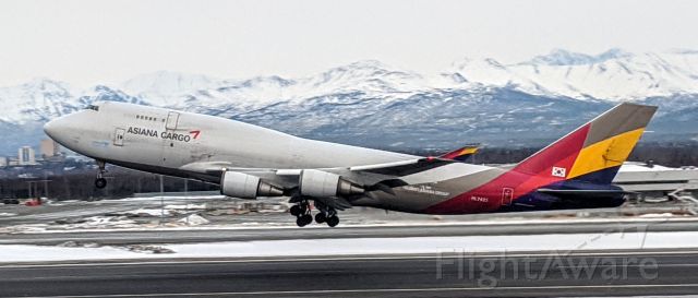 Boeing 747-400 (HL7423) - West side of N-S runway