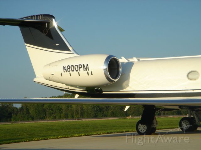 Gulfstream Aerospace Gulfstream V (N800PM) - Phil Mickelson parked in Koehler WI (KSBM) playing the 2010 PGA Championship at Wistling Straits