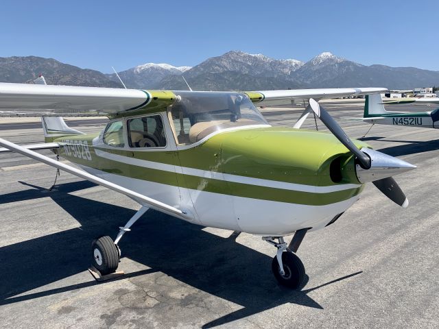 Cessna Skyhawk (N79028) - Very neat Skyhawk, in period correct "Avocado Green" 