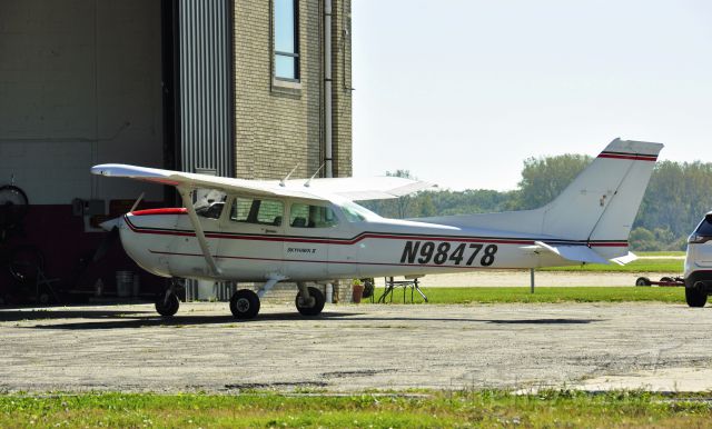 Cessna Skyhawk (N98478) - Cessna Skyhawk II N98478 in Grosse Ile Municipal Airport