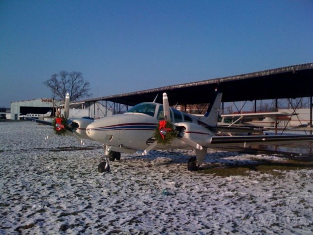 Beechcraft 55 Baron (N3HE) - Santas comming soon!
