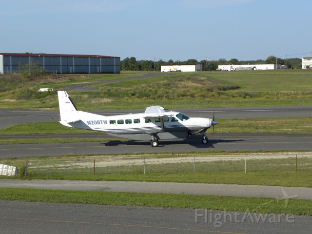 Cessna Caravan (N208TW) - N208TW taxiing after landing on 32