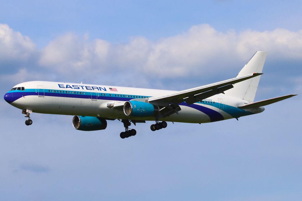 BOEING 767-300 (N703KW)