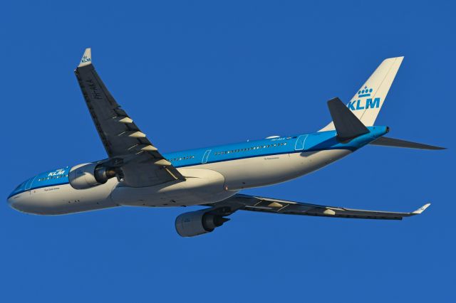 Airbus A330-300 (PH-AKA) - KLM Airbus A330 departing YYC on Nov 17.