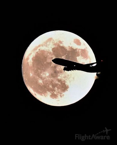 Boeing 737-700 — - Super moon rising as a Southwest Airlines passes in front on it way to McCarran