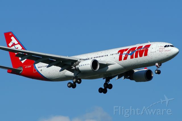 Airbus A330-200 (PT-MVG) - Now wearing the signatures of all TAM employee