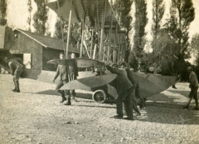 — — - Trasporto in hangar in Val DAdige. WWI