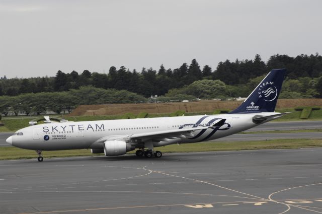 Airbus A330-200 (B-6528) - Taxing at Narita Intl Airport on 2014/05/06