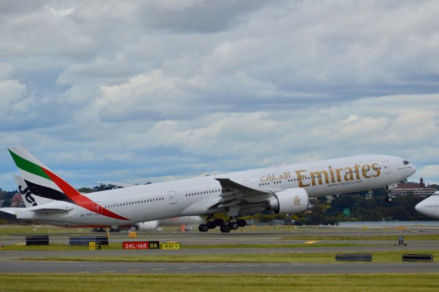 BOEING 777-300 (A6-EBQ) - Emirates (UAE) Boeing 777-36NER A6-EBQ departing runway 34L at Sydney Airport (SYD) (22 September 2016)