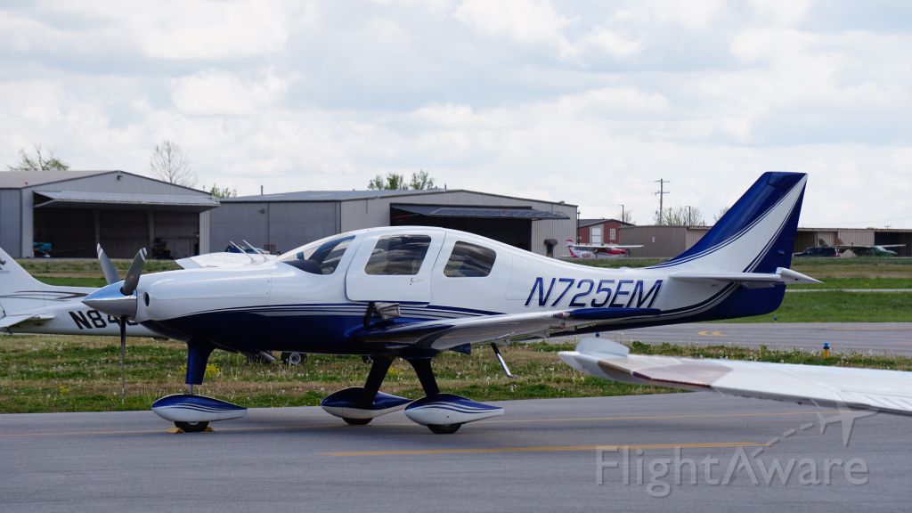 PAI Lancair ES (N725EM) - Standing in parking lot, taken with Sony a6300 