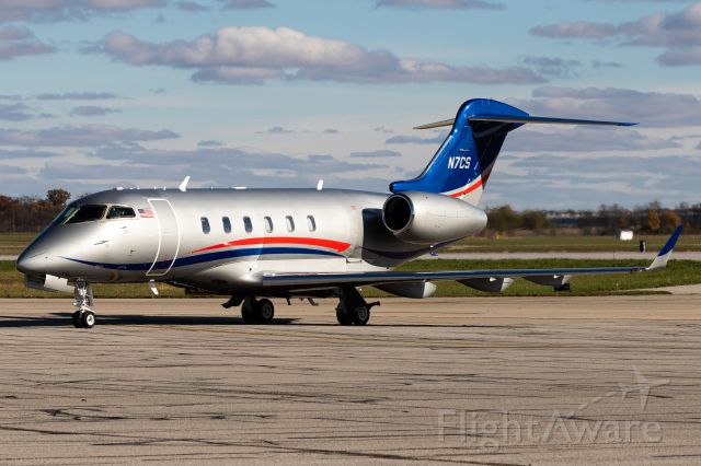 Bombardier Challenger 300 (N7CS) - Super cool Challenger taxiing in at FWA!