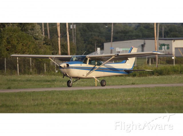 Cessna Skyhawk (N62104) - Take off RW35.