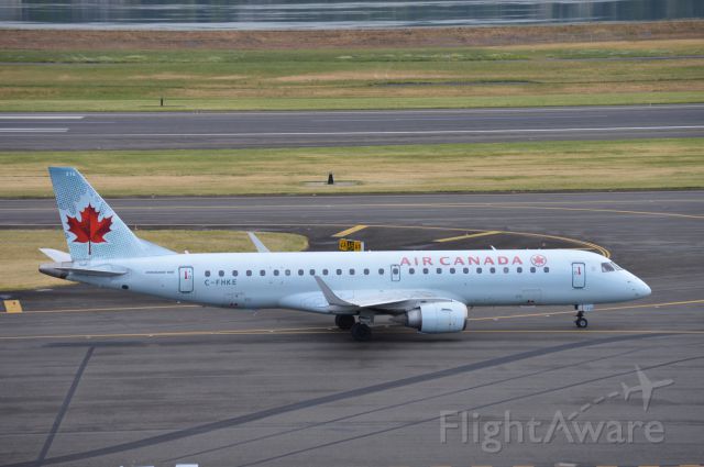 Embraer ERJ-190 (C-FHKE) - ACA546 taxiing for departure.