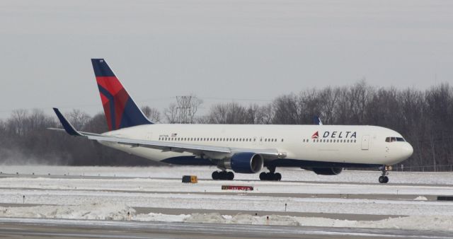 BOEING 767-300 (N177DN) - Leaving for LFPG on January 14, 2010