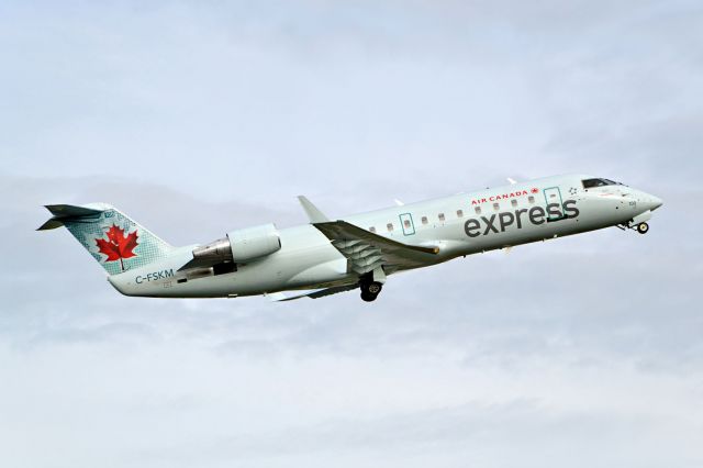 Canadair Regional Jet CRJ-100 (C-FSKM)