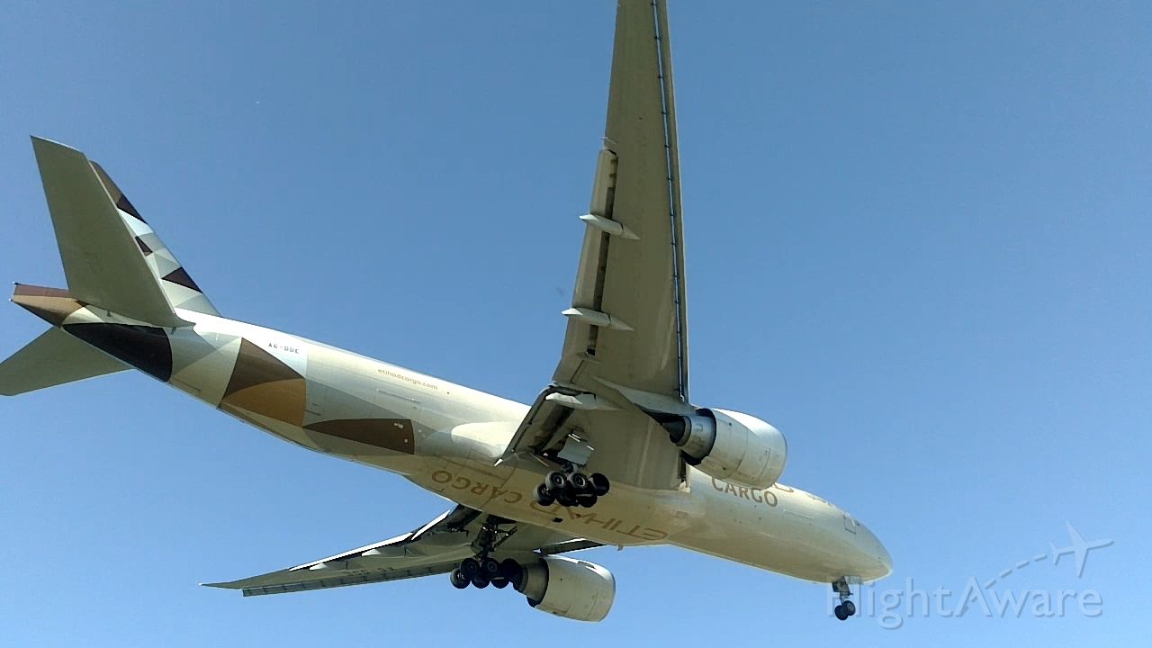 Boeing 777-200 (A6-DDE) - Atterrissage d'un Boeing 777-FFX de Etihad Cargo (A6-DDE)(Partie 5)