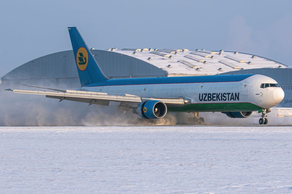 BOEING 767-300 (UK-67002) - Snow landing.