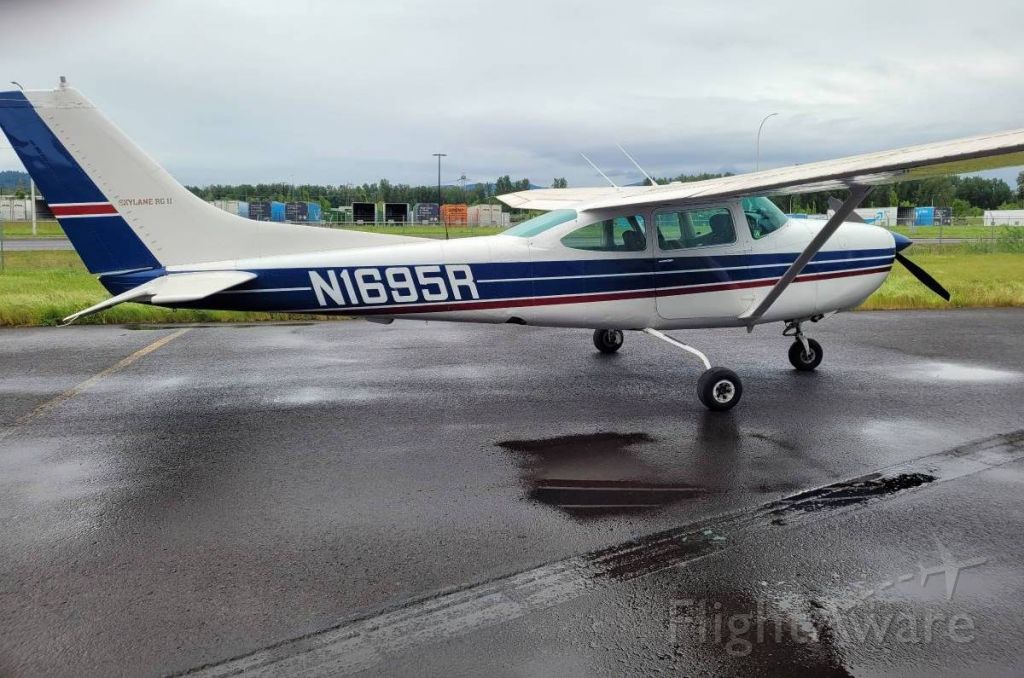 Cessna Skylane RG (N1695R)