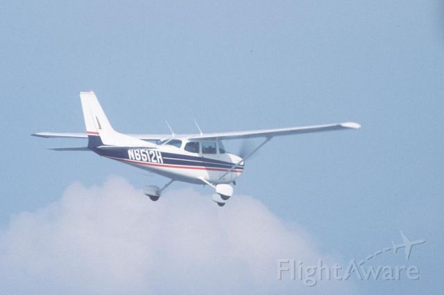 Cessna Skyhawk (N6512H) - Photo taken by Mike Brown over Smith Mountain Lake.  Pilot/Owner George Welsch and Friends