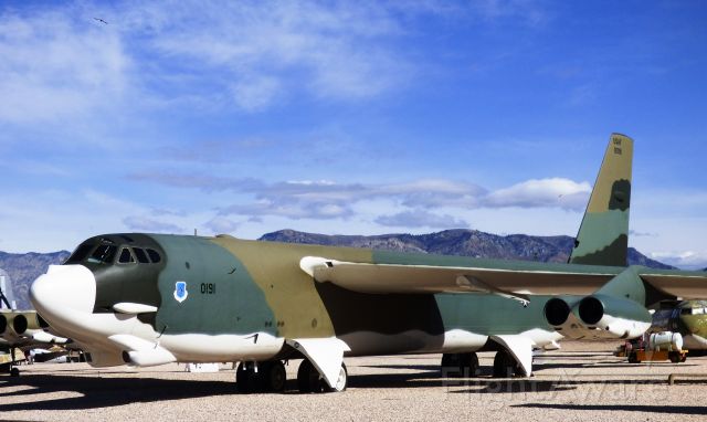 — — - Boeing B-52G-100-BW Stratofortress