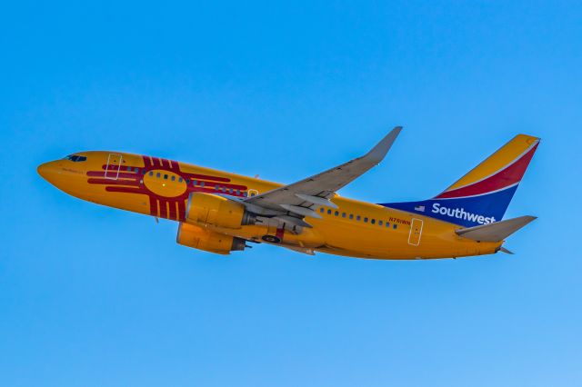 Boeing 737-700 (N781WN) - Southwest Airlines 737-700 in New Mexico One special livery taking off from PHX on 11/6/22. Taken with a Canon 850D and Tamron 70-200 G2 lens.