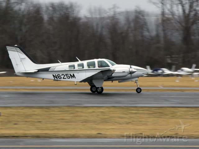 Beechcraft Baron (58) (N625M) - Take off runway 08.