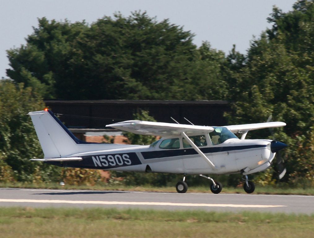 Cessna Skyhawk (N590S)