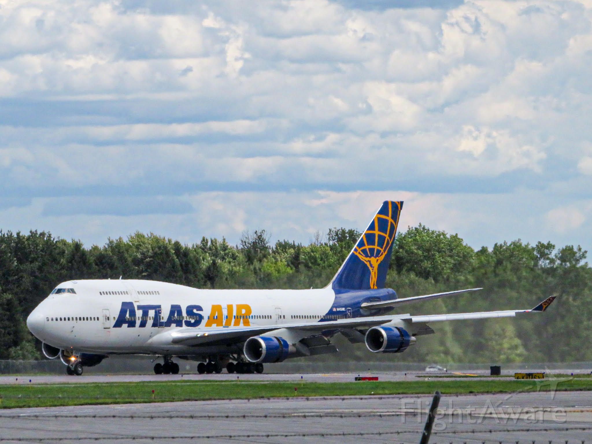 Boeing 747-400 (N465MC) - An Atlas Air 747 landing at SYR bringing home troops from the 10th Mountain Division (Ft. Drum) (9/5/20)
