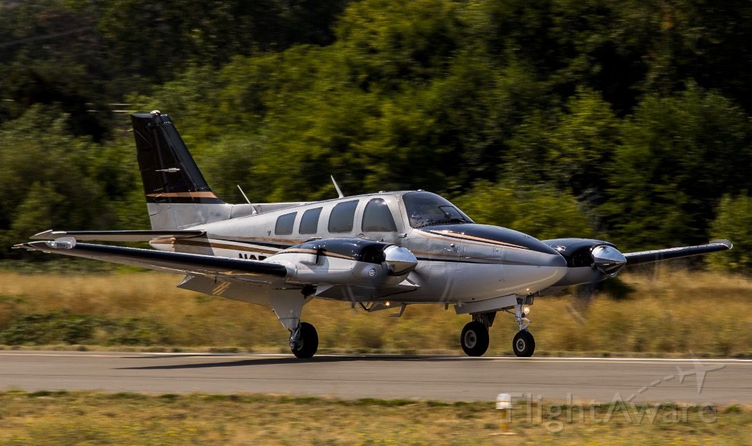 Beechcraft Baron (58) (N958P) - Landing