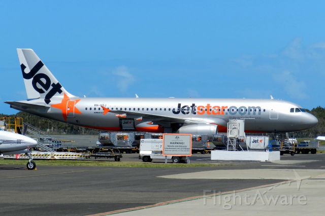 Airbus A320 (VH-VGJ) - Jetstar A320 VH-VGJ awaits passengers and baggage at Sunshine Coast Airport on 28 Jan 2014