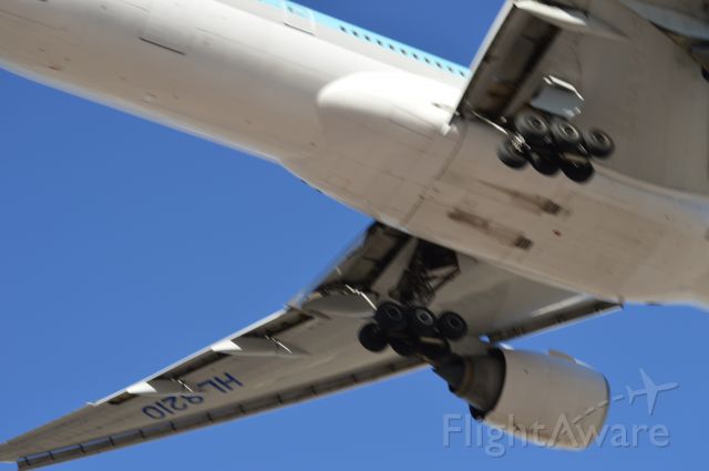 Boeing 777-200 — - Pushing Tin!.. RNWY 7R
