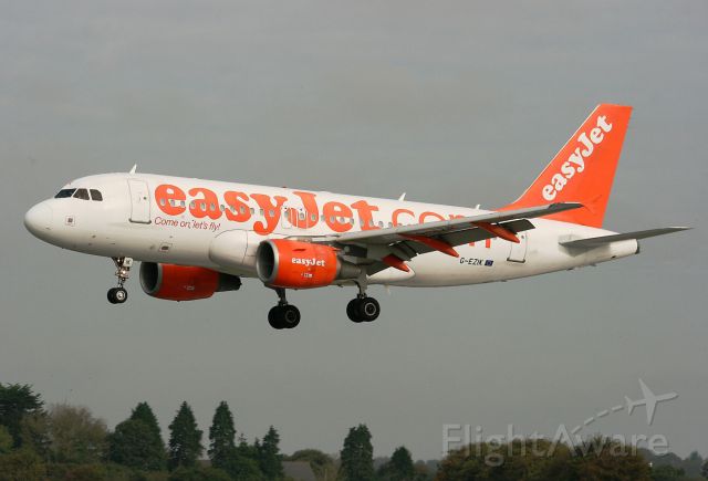 Airbus A319 (G-EZIK) - Arrival of EasyJet Airbus A319-111, from Roissy Charles De Gaulle (LFPG/CDG), on runway 07R/25L of Brest-Guipavas Airport (LFRB/BES).