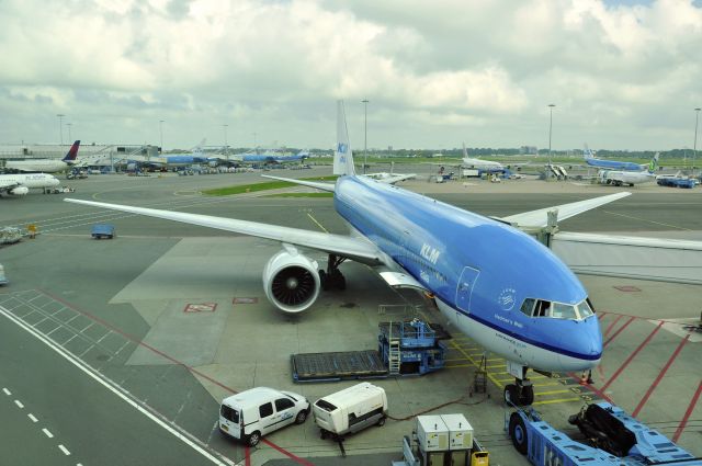 Boeing 777-200 (PH-BQH) - KLM Royal Dutch Airlines Boeing 777-206(ER) PH-BQH in Amsterdam