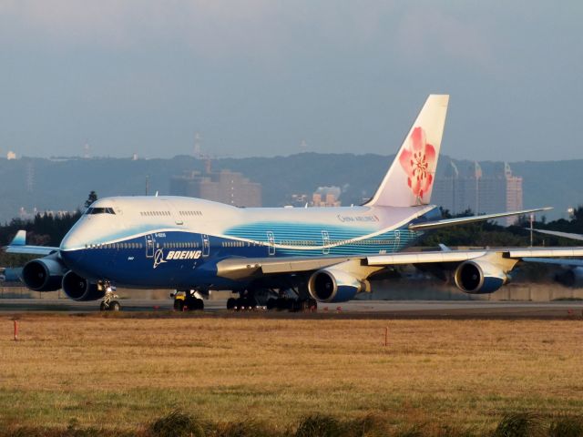 Boeing 747-400 (B-18210)